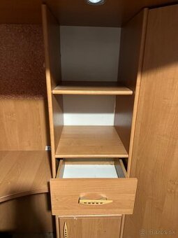 Poschodovoá posteľ s písacím stolom a skrinkou.