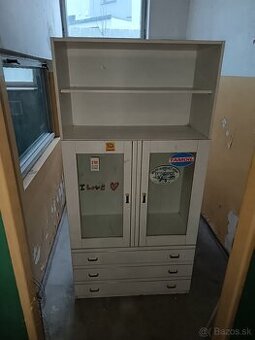 Skriňa presklena sekretár
