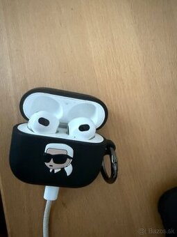 Apple AirPods (3. generácie) s MagSafe nabíjacím puzdrom