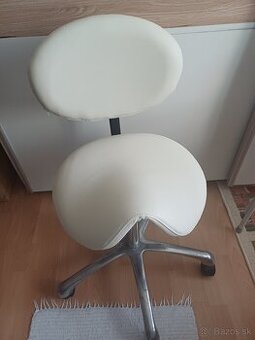 Kozmetická taburetka