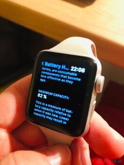 Apple watch strieborné