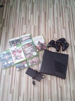 Xbox 360 + 2 ovládače a hry