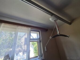 Zdvihacie zariadenie a plosina pre imobilnych