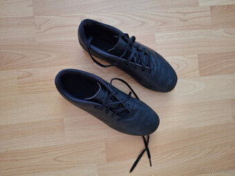 čierne kopačky Adidas