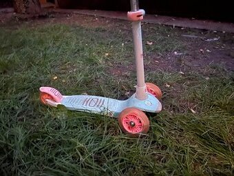 Kolobežka so svetielkujucimi kolieskami