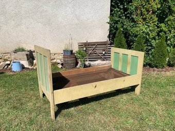 Starožitná posteľ