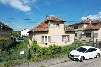 NA PREDAJ: 2-izbový rodinný dom s veľkým pozemkom 805 m² v p