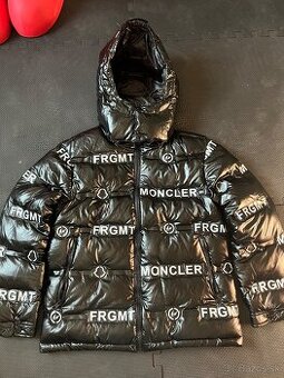 Moncler cierna bunda