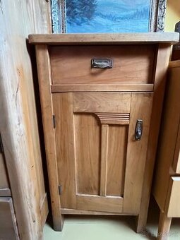 Starožitný nábytok - skrine a nočné stolíky