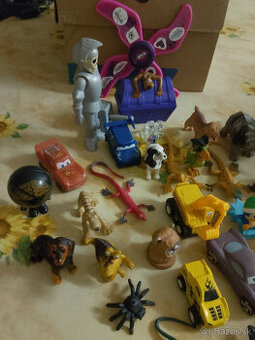 MIX hraciek Kinder,Scooby Dooby Doo, stavebne,amardne