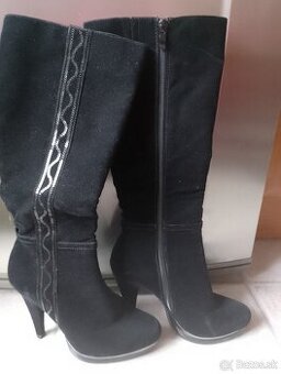 čierne čižmy na opätku č.36