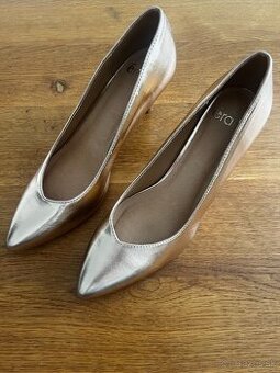 krasne zlate lodicky cislo 39 v 100% stave