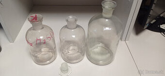 Sklenene laboratorne nadoby