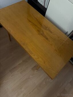 Predám starší drevený stolík – retro/vintage (110 × 55 × 53,