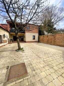 Priestor s vlastným parkoviskom v centre MA na prenájom