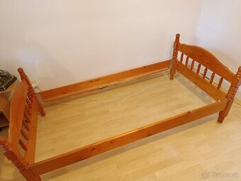 Posteľ -pravé drevo, dĺžka matraca 180 cm.