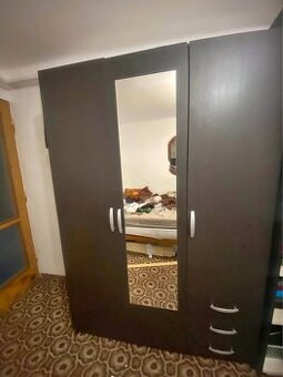 3-dverová skriňa s 3 zásuvkami a zrkadlom