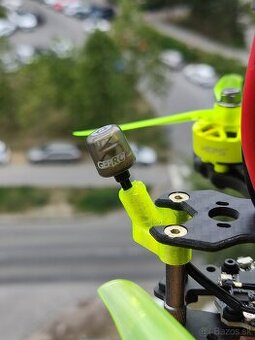 Predám FPV freestyle dron – ELRS + 1W VTX, pripravený na lie