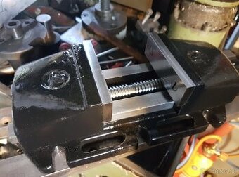 Samostrediaci nástrojový zverák