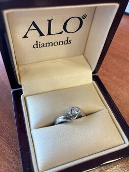 Zásnubný prsteň z bieleho zlata s diamantmi