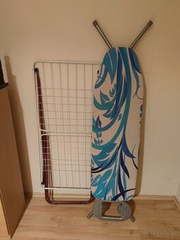 Žehliaca doska a sušiak na prádlo