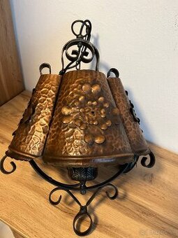 Kovovy tepany luster na chalupu luster