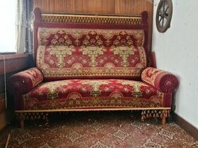 Starožitný gauč.