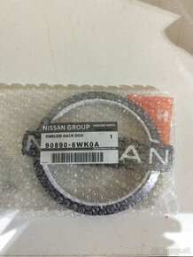 P: Nissan Leaf ZE1 zadny emblem