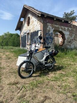 Moped so sidecarou
