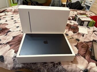 MacBook AIR 15 M2 16 GB RAM / Pamet 512 GB