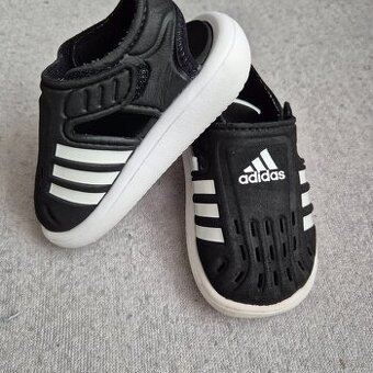 Sandálky adidas č.20