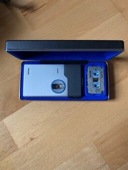 Vintage 35 mm filmová kamera s indikátorom „Bat. Check”