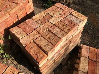 Historické tehly s motívom dvojhlavého orla