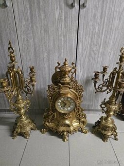 Surne krbove hodiny a svietniky......