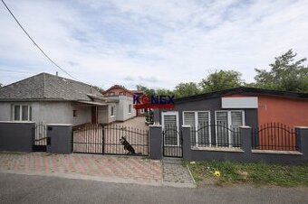 NA PREDAJ – DVA RODINNÉ DOMY + REŠTAURÁCIA – Michalovce
