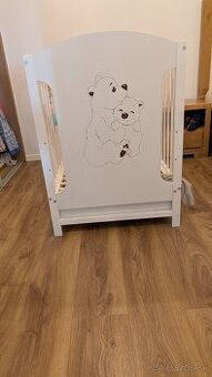 Predám bielu detskú postieľku so šuflíkom a úložným priestor