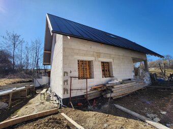 Moderná rekreačná novostavba vo vidieckom štýle