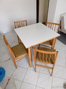 Stôl a štyri stoličky