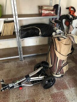 Golfový bag s palicami a vozíkom
