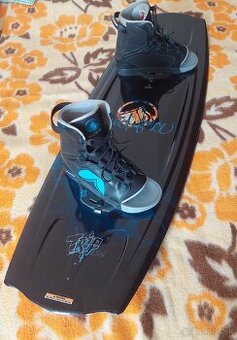 Wakeboard Liquid Force + viazanie Index + prilba Jobe