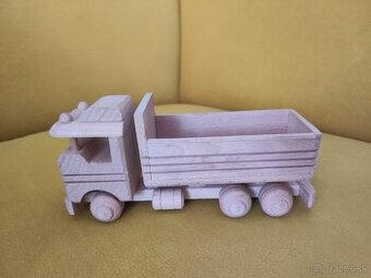 Drevená hračka nákladné auto