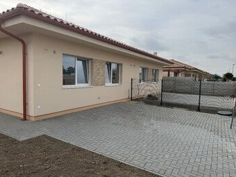 SKOLAUDOVANÝ 86,5m2 4 izbový byt v bungalove v Rovinke