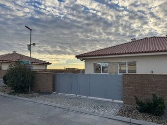 SKOLAUDOVANÝ 86,5m2 4 izbový byt v bungalove v Rovinke