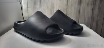Yeezy slide / Adidas