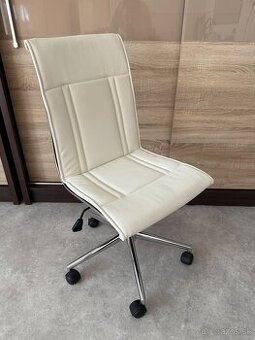 Moderná kancelárska stolička