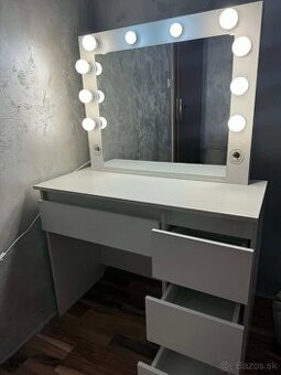 Kozmetický stolík