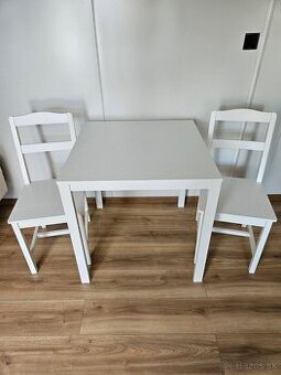 Stôl a stoličky