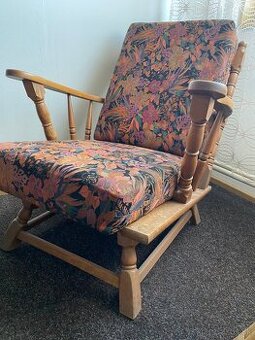 Dve kreslá – drevené podrúčky, čalúnené