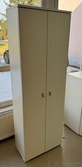 Vysoká biela skriňa s policami – 120€