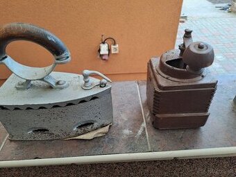 Na predaj stará žehlička na uhlie a mlynček.